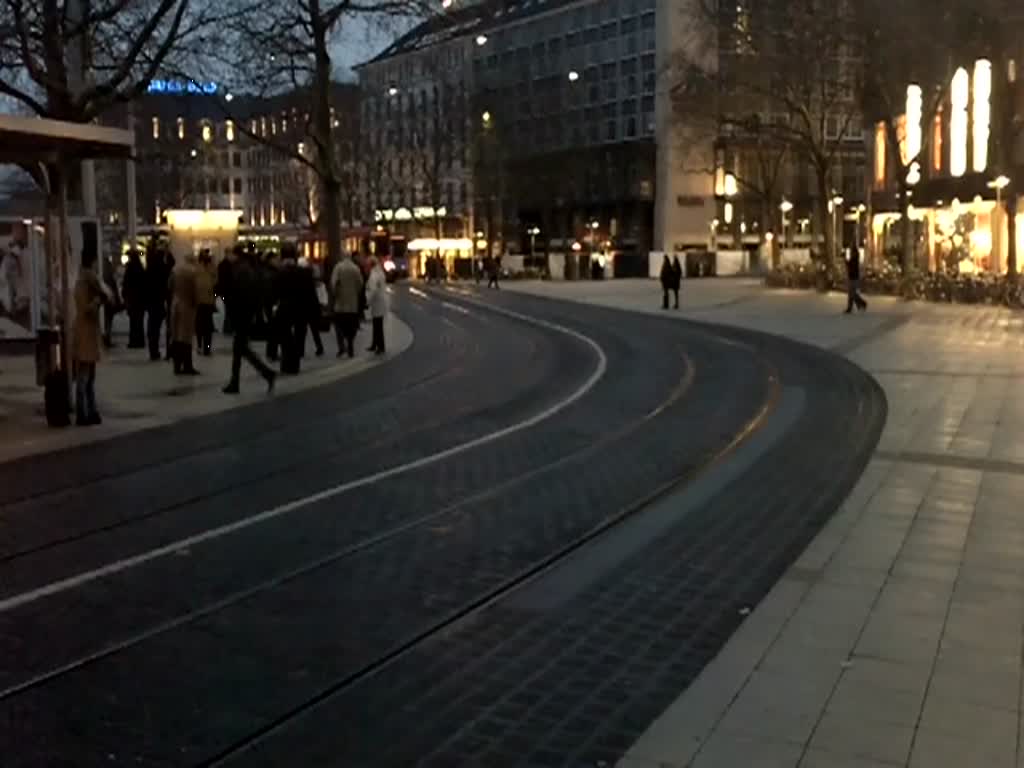 Einfahrt Stadtbahnlinie 10 am Hauptbahnhof in Hannover am 23.01.2011.