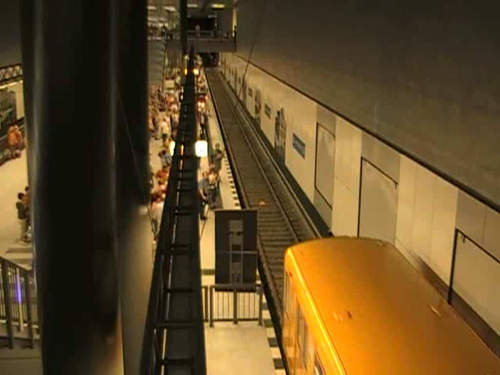 Einfahrt einer U-Bahn der Linie U55 im Berliner Hauptbahnhof, 8.8.2009