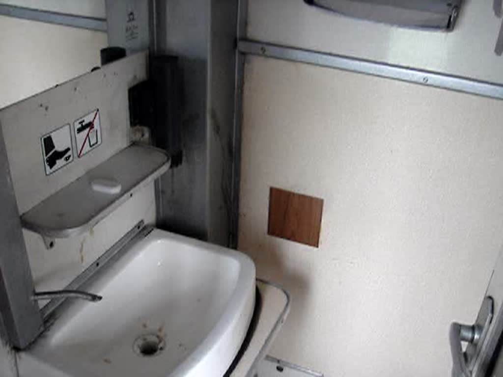 Einmal das WC und einmal das WC mit Toilette eines D-Zuges von Budapest nach Kosice/Kaschau.