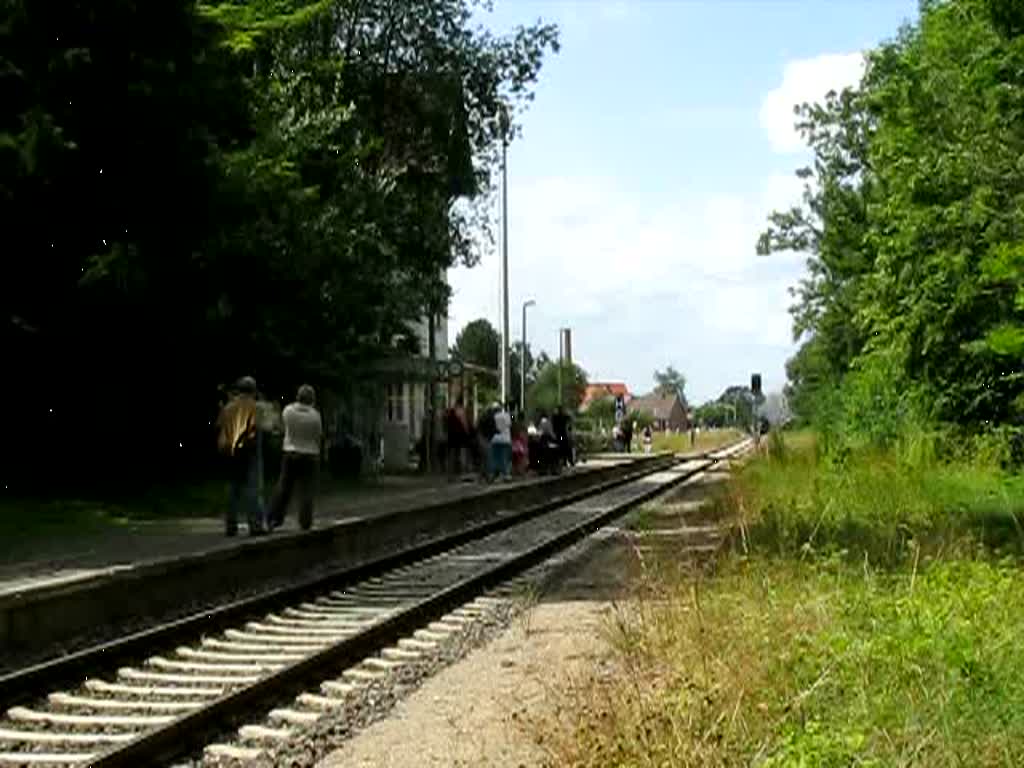 Eintreffen des Sonderzuges, gezogen von der 111jhrigen Dampflok BR 91 134 -DR- im Bahnhof Gadebusch 26.07.2009