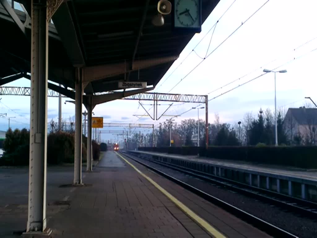 EN57-123 mit Regio von Poznan Glowny nach Nowa Sol halt in Bahnhof Zbaszynek, 17.12.2019