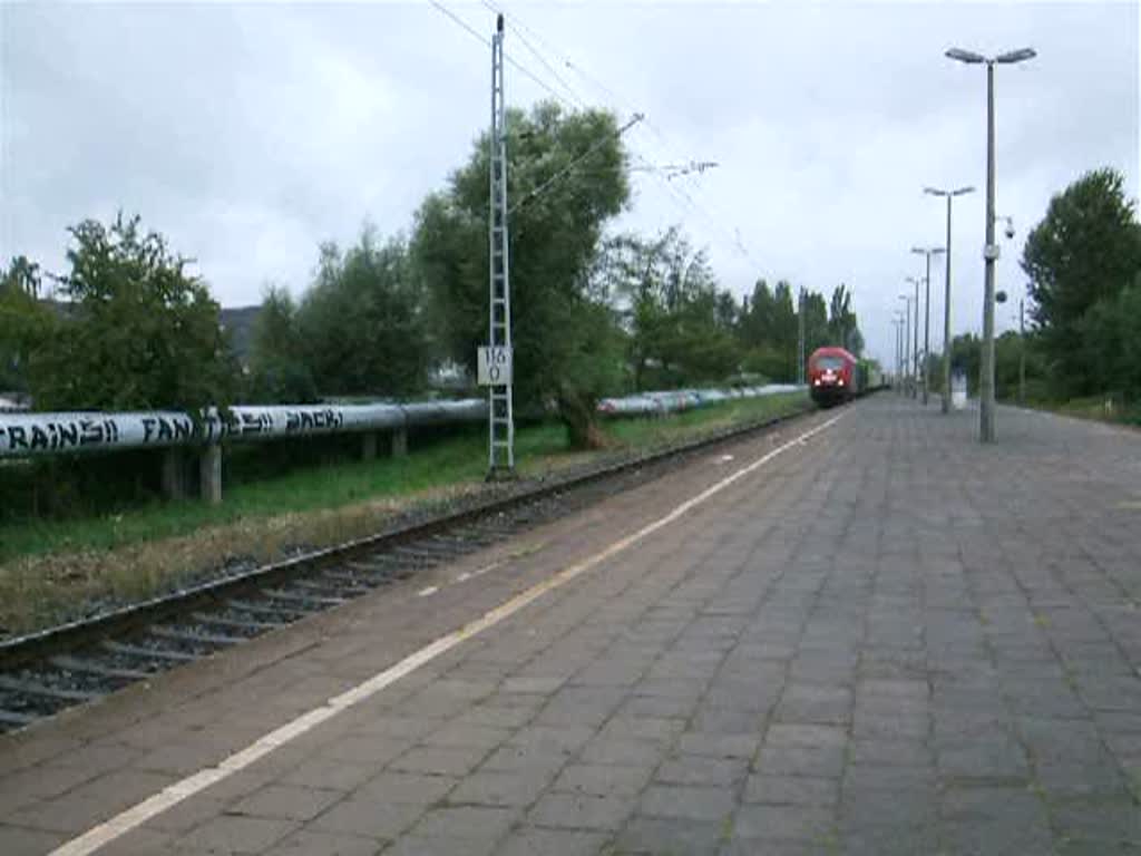 ER20(OHE270081)mit den Holzzug von Rostock-Bramow nach 
Stendal-Niedergrne bei der Durchfahrt im S-Bahnhof 
Rostock-Holbeinplatz.(05.09.09)