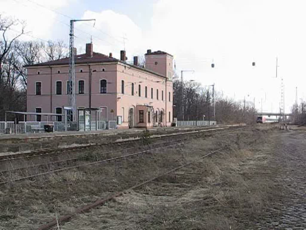 Erinnerung an die InterRegio-Zeit: IR 2284 Chemnitz Hbf - Berln Zoologischer Garten fhrt auf der Umleitungsstrecke ber Falkenberg/Elster in den Bf Herzberg/Elster ei u. wartet dort auf die Kreuzung mit dem Gegenzug. 05.03.06 (Schade, die Qualitt hier auf der Seite berzeugt mich nicht. Das Original ist deutlich besser!)