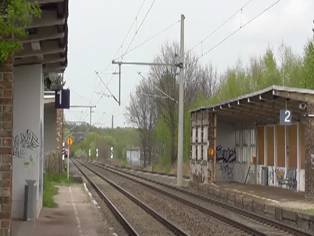 Erst sollte der RE nach Nürnberg gefilmt werden und anschließend in Ruhe der 
DPE 20333, Linz - Dresden. Aber beim Dreh des RE kam der Hinweis von einen mit anwesenden Fotograf das von der anderen Seite die 01 1533-7 kommt, vor Plan wie eigentlich im Fahrplan vorgesehen, also schwenken und hoffen das die Aufnahme etwas wird. 11.04.2014