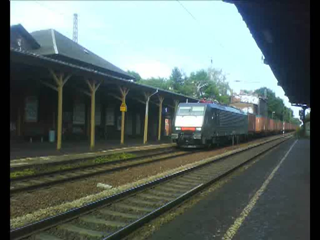 ES 64 F4-087 (189 987-1) der MRCE-Dispolok durchfuhr am 26.7.10 mit Containerzug Leipzig-Leutzsch in Richtung Grokorbetha.