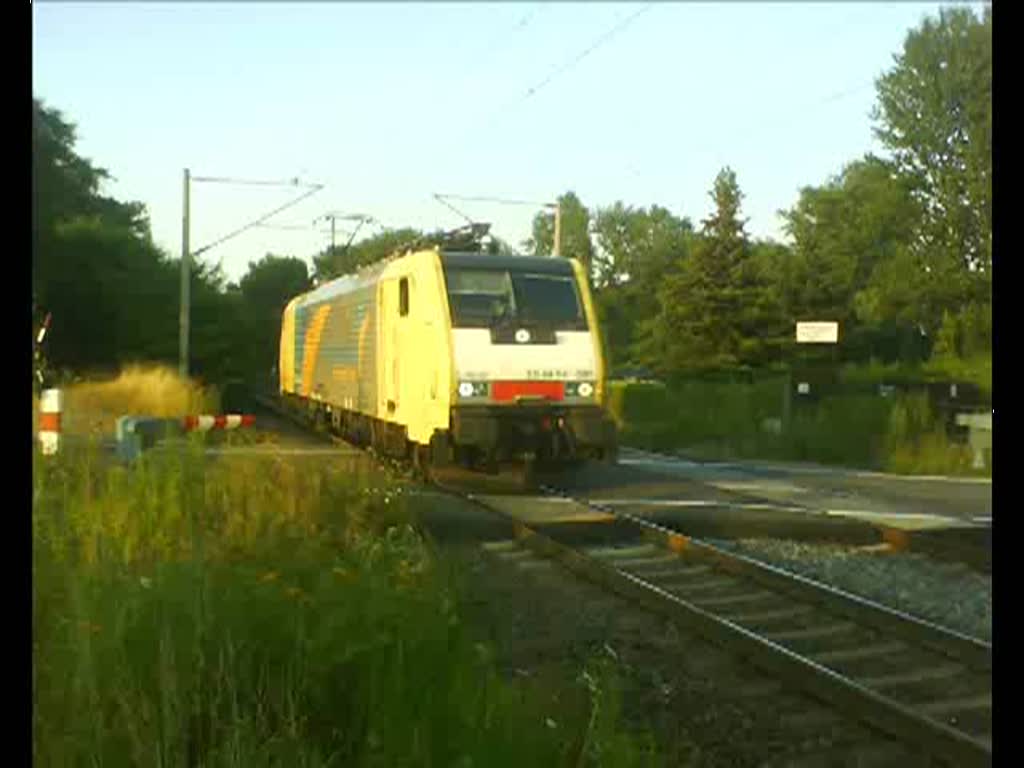 ES 64 F4-091 der  European Bulls  fuhr am 19.7.10 solo Richtung Grokorbetha. Bahnbergang Miltitz.