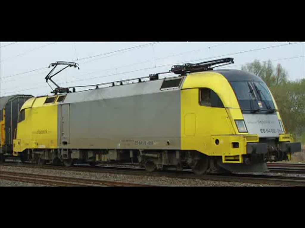 ES 64 U2-010 mit gelben Autotransportwagen-Zug in Fahrtrichtung Sden durch Eschwege West. Aufgenommen am 19.04.2010.