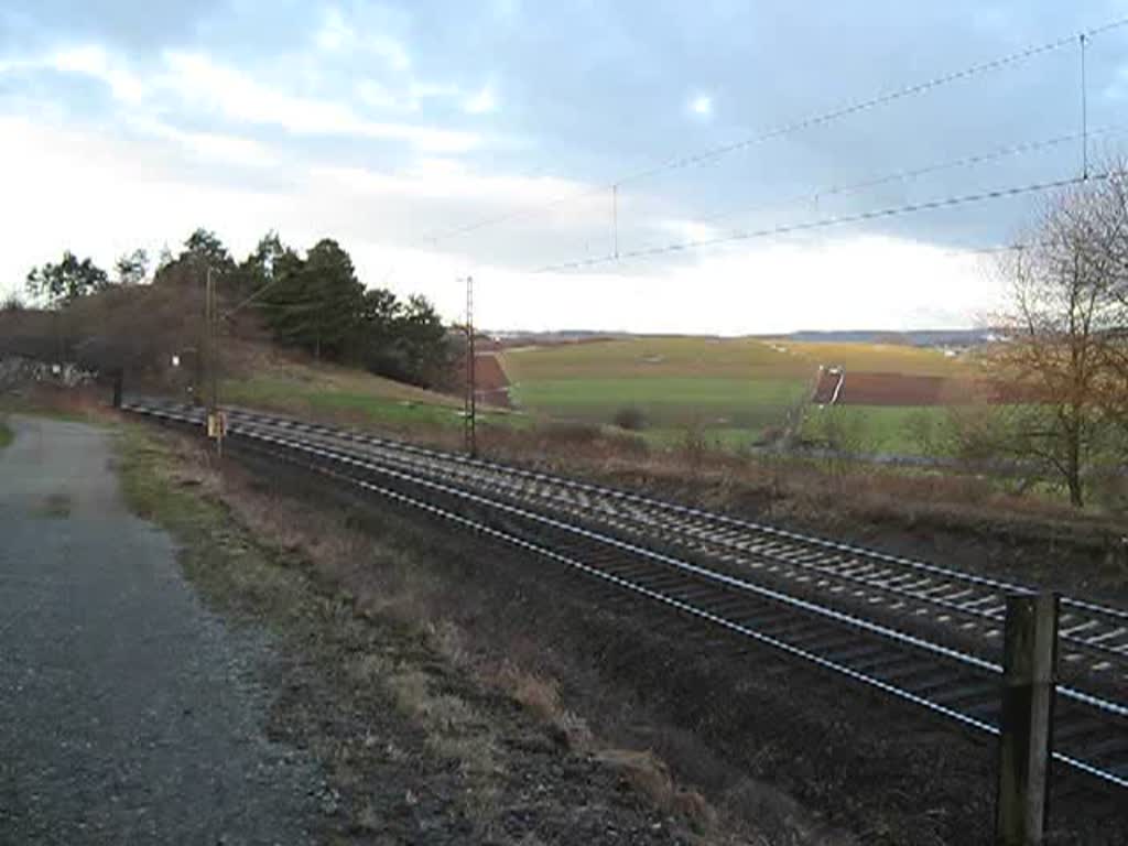 ES 64 U2-027 der Wiener Lokalbahnen AG mit Containerzug in Fahrtrichtung Norden bei Sontra. Aufgenommen am 27.02.2010.