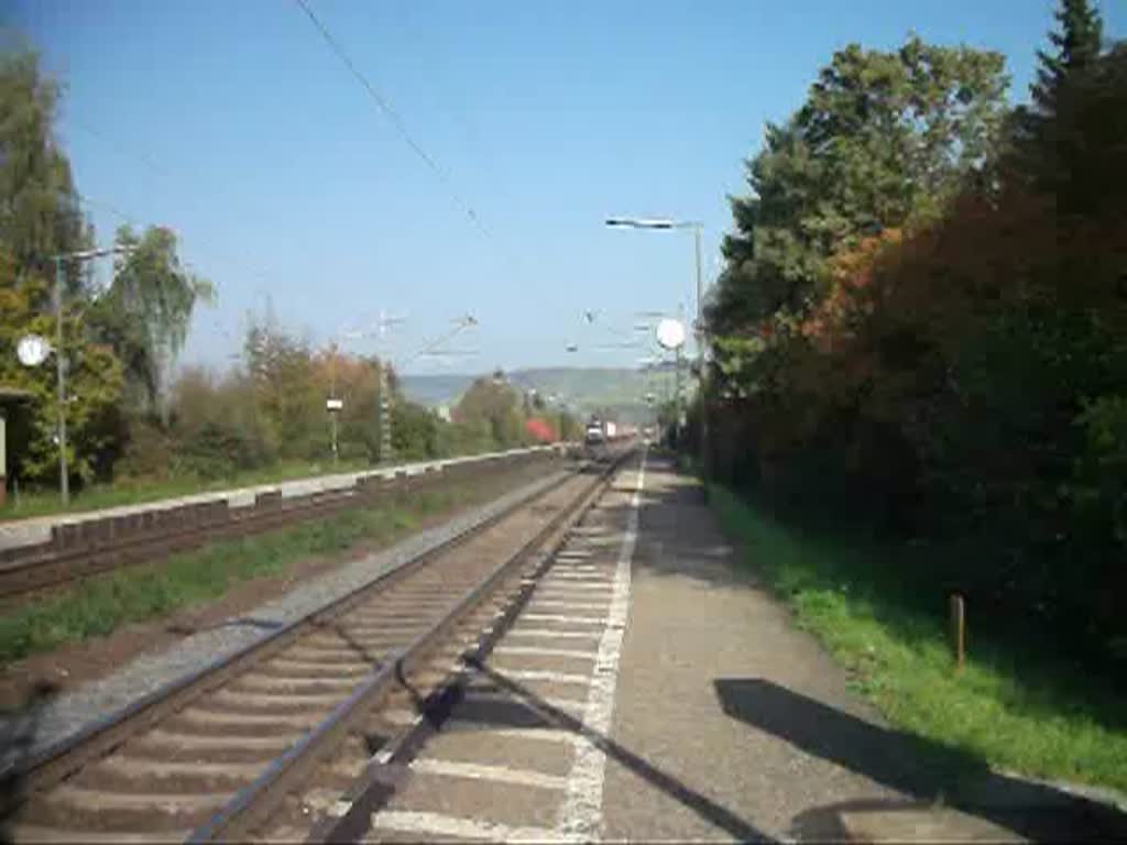 ES 64 U2-069 von MRCE-Dispolok mit Containerzug am 13.10.10, Richtung Wrzburg, durch Himmelstadt.