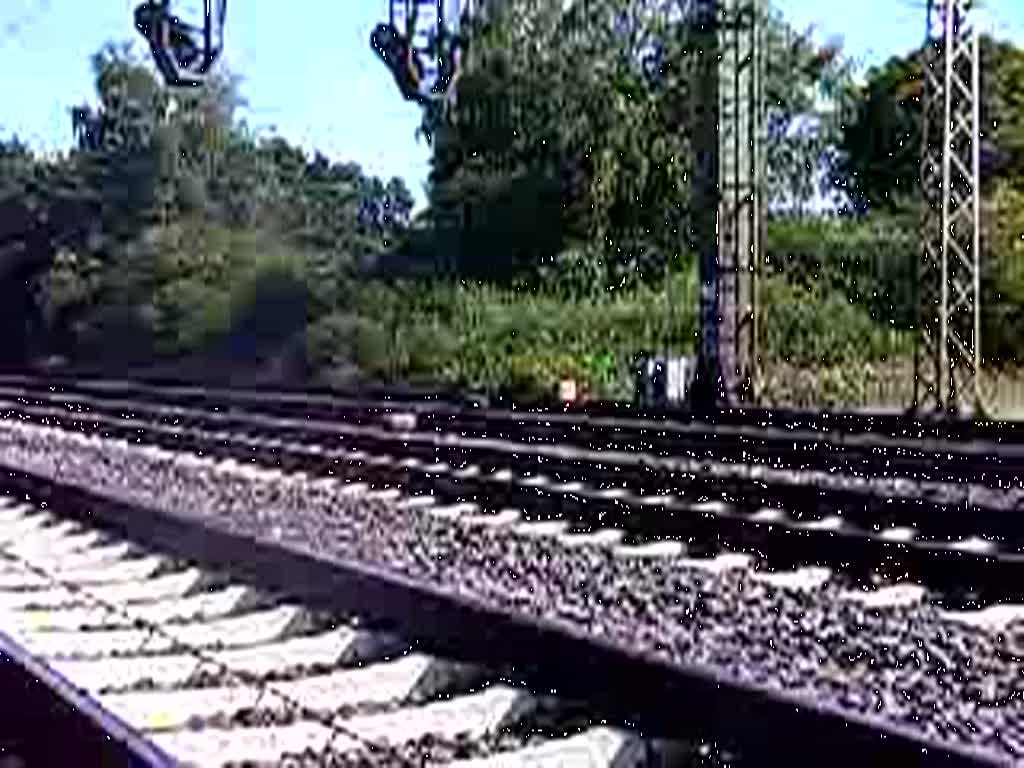 ES 64 U2-074 mit ES 64 U2-066(abgebgelt)fuhren am 19.08.2009 mit einem Containerzug in Richtung Seelze.185 226-8 kam aus Richtung Seelze mit Flachwagen,die mit Stahlplatten beladen waren.