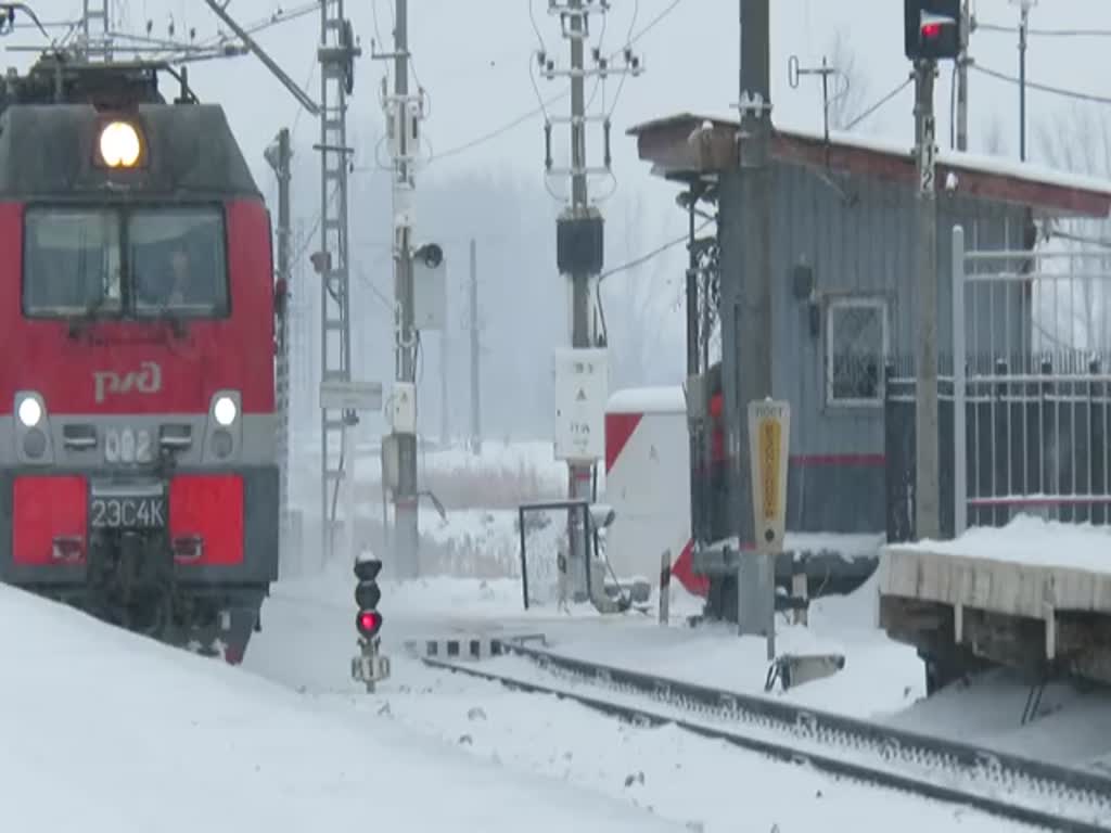 Es dürfen wieder Güterwagen gezählt werden :-)

Doppellok 2ES4K / 2ЭС4К 082 zieht einen sehr langen Güterzug durch den verschneiten Bahnhof von Kolpino in Richtung Sankt Petersburg, 18.2.18