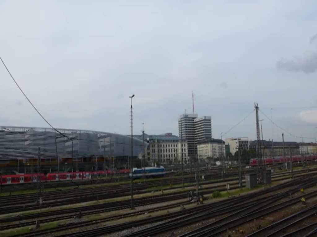 Es herrscht reichlich Verkehr vor dem Münchner Hbf.
Es fährt u.a. ein Regionalexpress mit einer Zuglok der BR 218 aus.