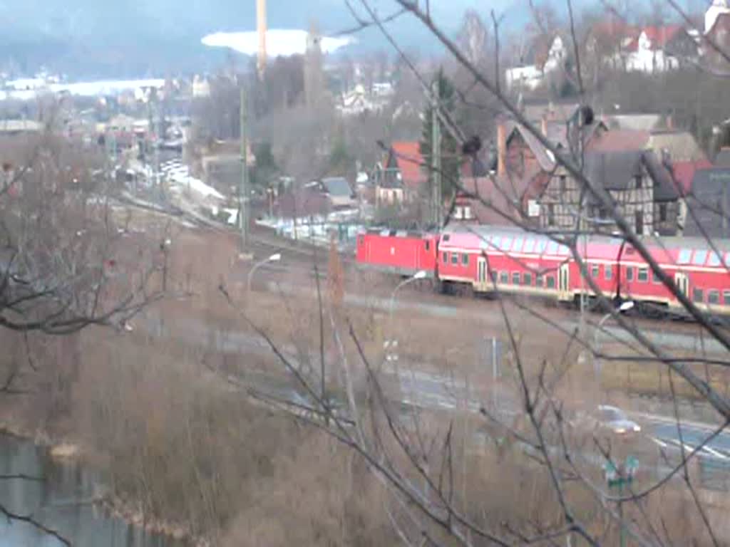 Es ist immer dieselbe Prozedur in Saalfeld: Die RB aus Lichtenfels fhrt auf Gleis 5 ein und die RB nach Lichtenfels fhrt aus Gleis 2 aus. Kurz vor bzw. hinter dem Bahnhof begegnen sich beide Zge, so auch am 11.02.2009.