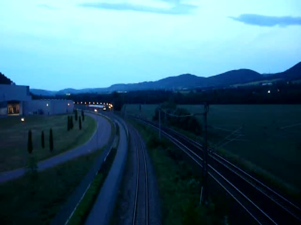 Es ist die letzte RB nach von Saalfeld (Saale) nach Naumburg (Saale) Hbf an diesem Tag, die hier gleich um 21:37 Uhr in den Bahnhof Rudolstadt-Schwarza einfährt. (09.06.2009)