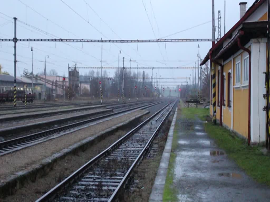 Es wurde gerade hell in Tršnice am 25.11.17.
Da kamen 240 094 und 240 025 mit dem Zementzug.