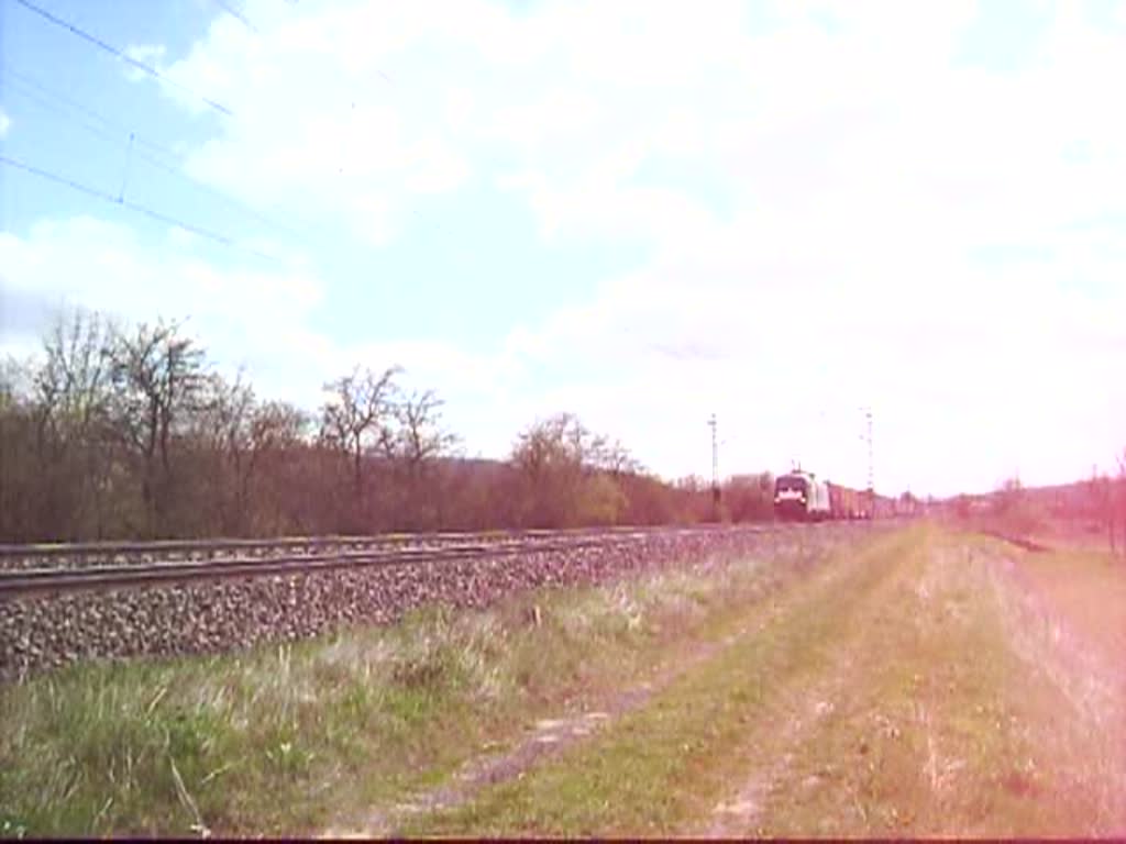 ES64 U2-069 zieht bei Thngersheim ein Containerzug in Richtung Gemnden. 10.04.10