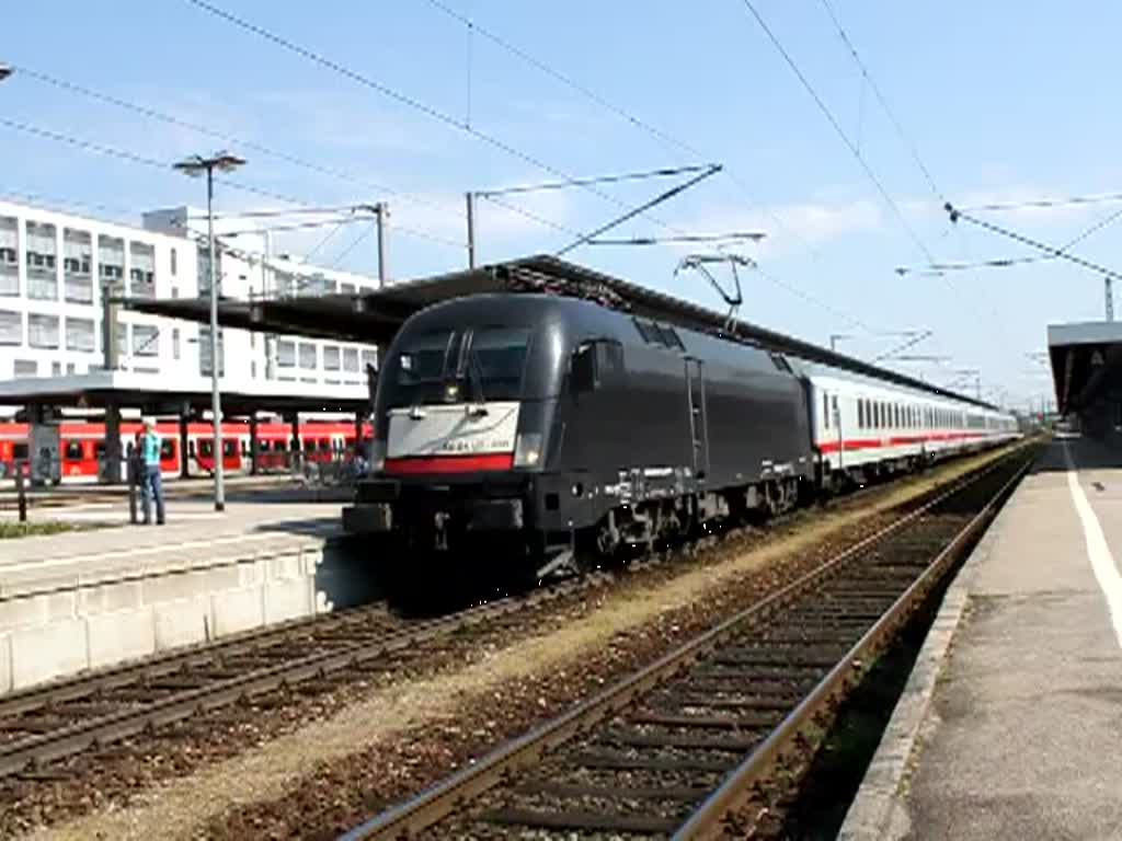 ES64 U2-070 mit IC2082 von Berchtesgaden Hbf nach Hamburg-Altona bei der  Ausfahrt im Bahnhof Mnchen Ost.(23.04.2011)