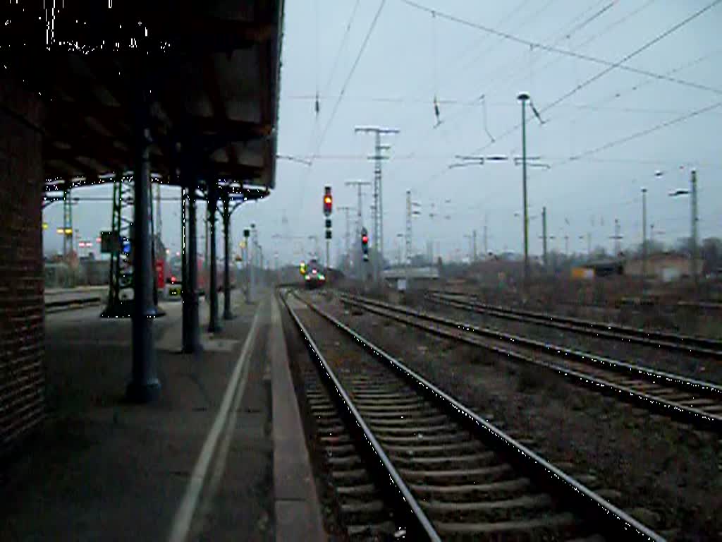 ES64U2-099 mit einem Gterzug aus Magdeburg.