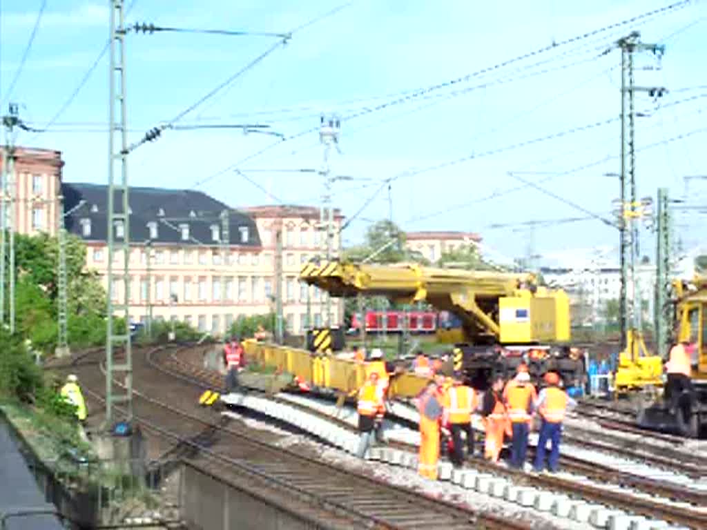 ET 425 berquert am 22.04.07 auf der Linie S4 den Rhein und verlsst somit Baden-Wrrtemberg. 