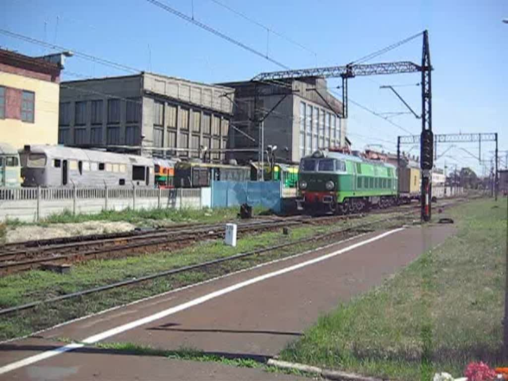 ET22-954 fhrt mit einem Wagen durch Hauptbahnhof Bydgoszcz.
