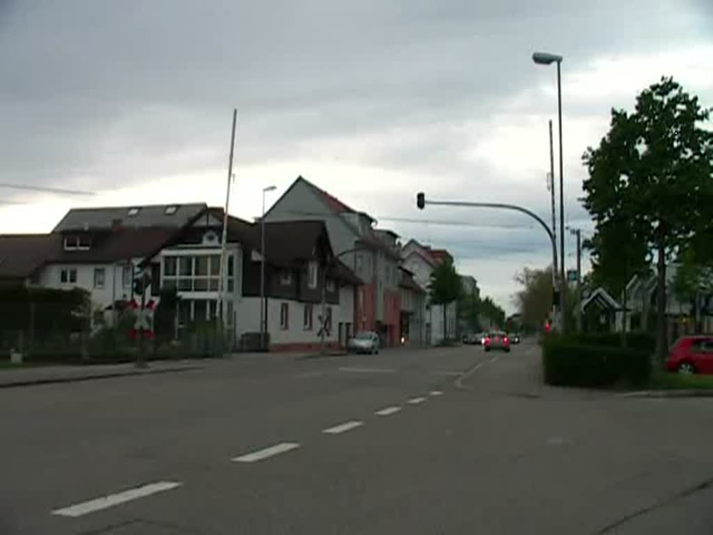 Ettlingen ist berst mit Bahnbergngen. Hier sind zwei Stck direkt nebeneinander. Es kreuzen sich zwei Stadtbahnen der AVG. Gefilmt am 17. April 2009 (2:07 Minuten).