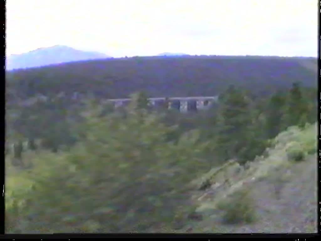 Fahrt am 11. Juli 1989 mit dem aus RCD-Triebwagen von Budd gebildeten Cariboo Dayliner (Prince George - Vancouver) ber eine Trestle.