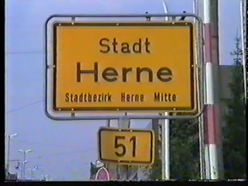 Fahrt der Linie 305 der BOGESTRA durch Herne im Sommer des Jahres 1989. Kurz darauf wurde die Strecke stillgelegt, da der Stadtbahnbetrieb mit der U 35 aufgenommen wurde.
	
