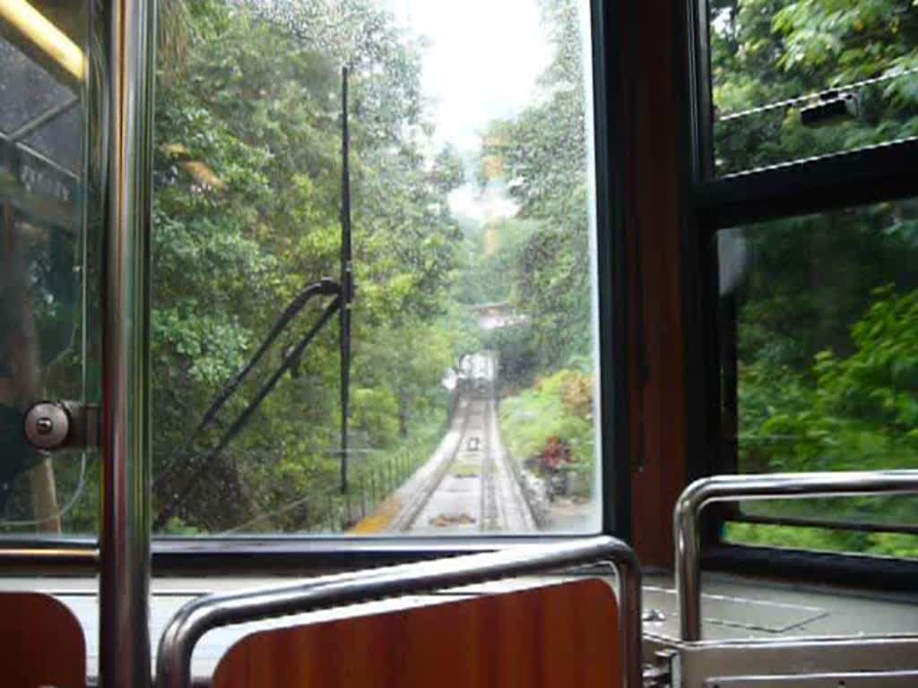 Fahrt mit der Peak Tram, die Hong Kong Island mit dem ehemaligen Reichenviertel Victoria Peak verbindet. Ohne  Ton. 09/2007
