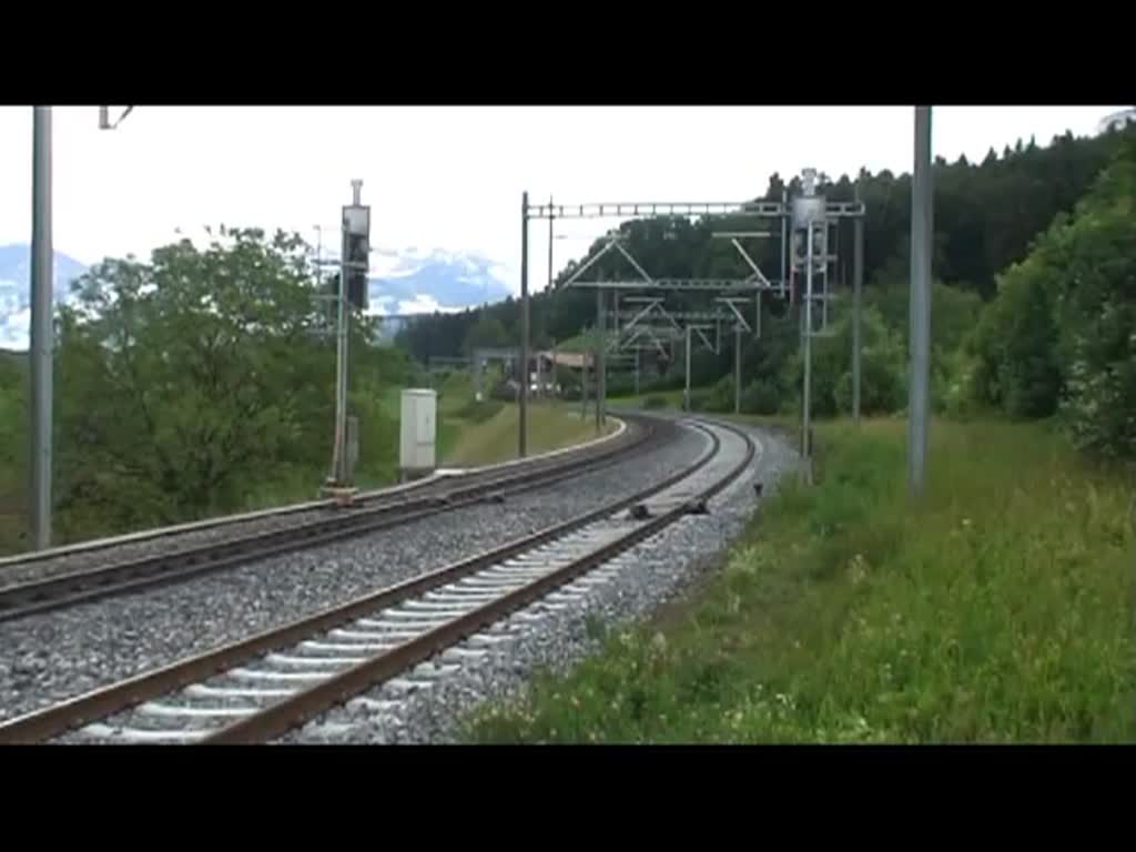 Fast wäre es schief gegangen. Von Thun her ist eine Dreifachtraktion  Mutz  unterwegs nach Spiez. Kurze Zeit später folgt von Spiez und auf dem rechten Gleis der SwissClassicTrain mit der BLS Ae 6/8 205.