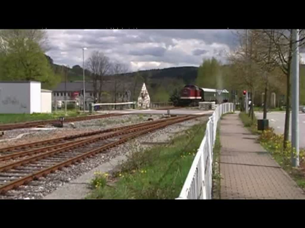 Flair der 1970er Jahre. Fotopendelzug aus Annaberg Buchholz gezogen von der V 100 BR 112 646-5 der Erzgebirgsbahn Chemnitz bei der Einfahrt im Bahnhof Schwarzenberg, anlsslich der 150 Jahrfeier der Strecke Schwarzenberg Zwickau 01.05.2008