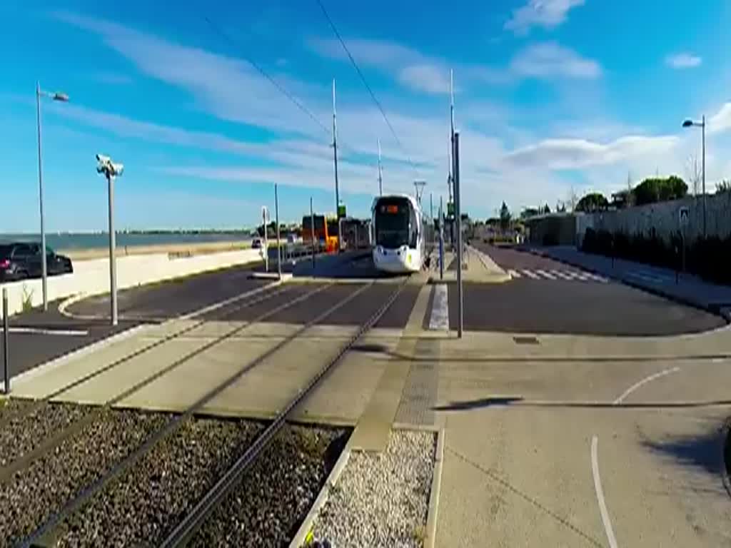 Frankreich, Languedoc, Hérault, Montpellier-Agglomération, Pérols-Etangs de l'Or, Abfahrt in Richtung Mosson und Juvignac eines schwarzen  Universaltrams  Citadis 402 mit einem  Open Sud de France  Look der ersten und letzen Wagen. 03.2015