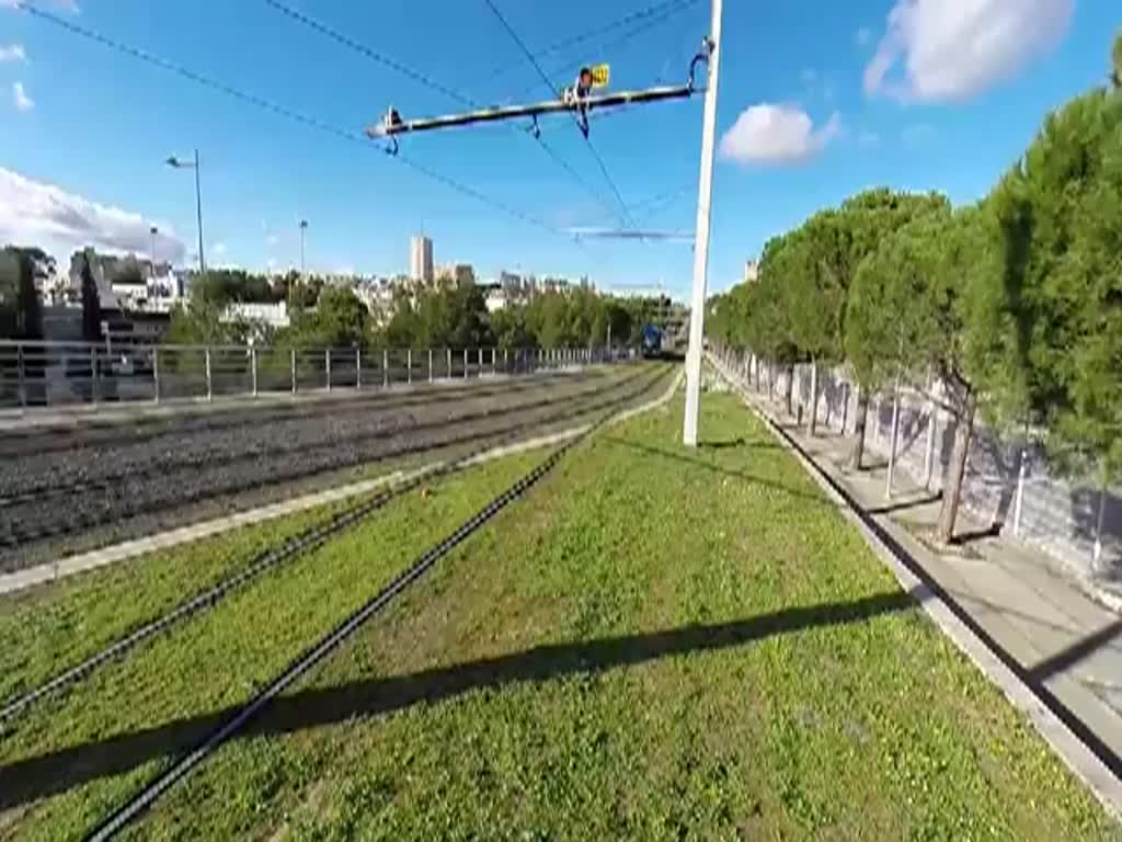 Frankreich, Languedoc, Hérault, Montpellier, Citadis 401 Alstom der Tramlinie 1, auf dem Weg vom Odysseum zur Mosson, zwischen den Stationen Hauts de Massane und Saint-Paul. Das 3. Gleis führt durchs Gras in das BW  les Hirondelles  der Triebwagen der Linien 1 und 3. 26.02.2014