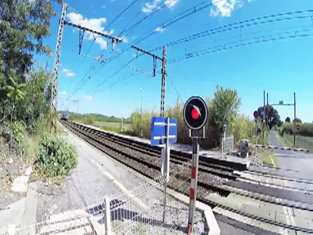 Frankreich, Languedoc-Roussillon, Hérault, Castelnau-le-Lez bei Montpellier. Zwei  low cost  OUIGO Duplex TGV 761 und 763  in Richtung  Montpellier. Gefilmt beim ehemaligen Bahnhof von les Mazes-le Crès . 31.08.2014