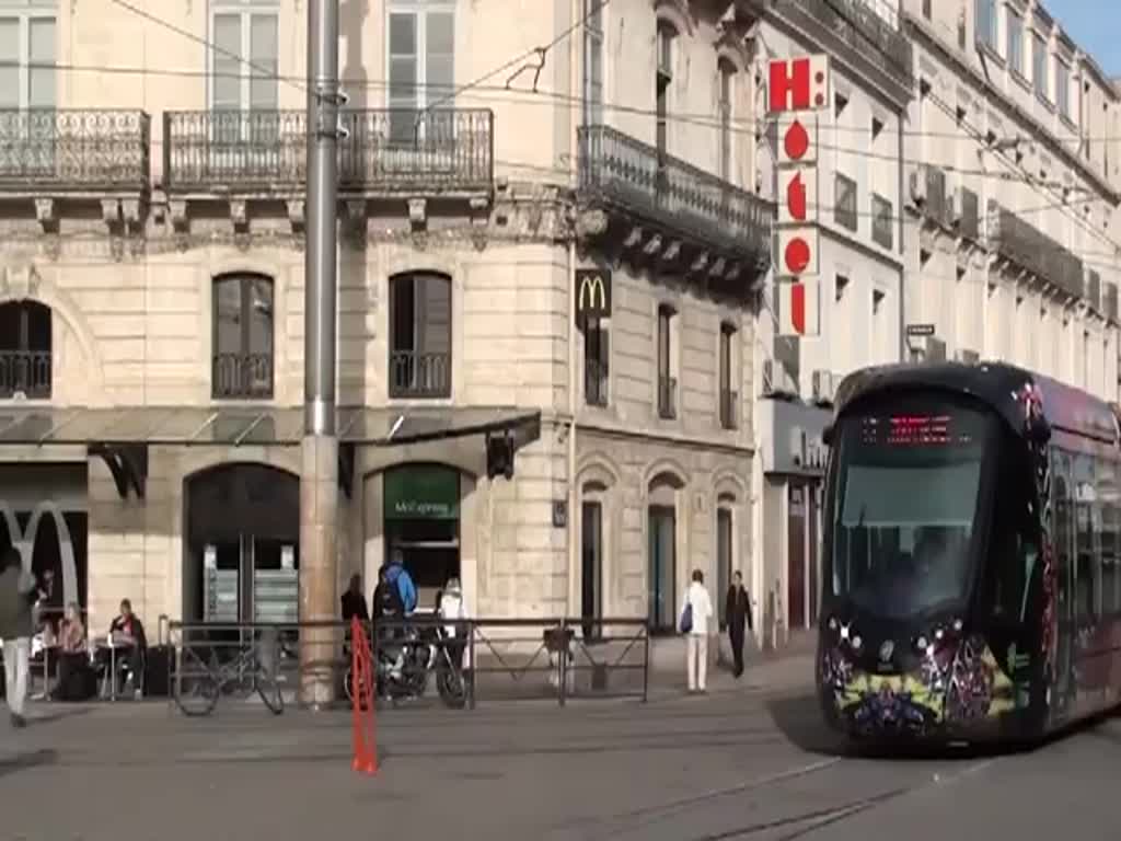 Frankreich, Languedoc-Roussillon, Hérault, Montpellier, am SNCF Bahnhof Saint-Roch, Haltestelle aller Tramlinien. In diesem zweiten Video nähern sich ein Citadis 402 der Linie 3, dann ein Citadis 302 der Linie 2 der Haltestelle, während ein Citadis 401 (blau) der Linie 1 die Haltestelle verlässt. 31.12.2012