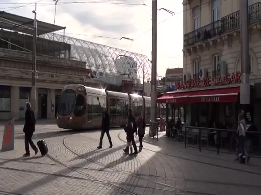 Frankreich, Languedoc-Roussillon, Hérault, Montpellier, am SNCF Bahnhof Saint-Roch, Haltestelle aller Tramlinien. In diesem dritten Video nähert sich ein Citadis 302 der Linie 4 der Haltestelle, während ein Citadis 402 der Linie 3 die Haltestelle verlässt. 31.12.2012