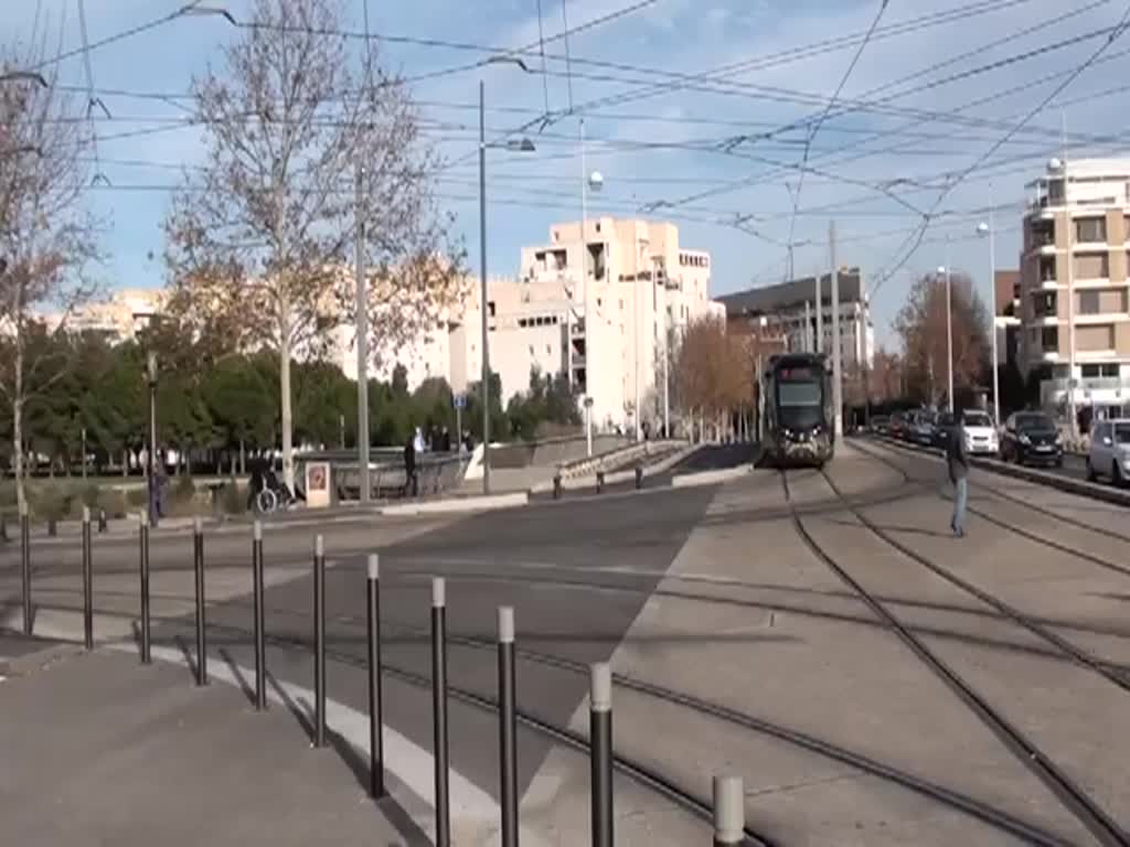 Frankreich, Languedoc-Roussillon, Hérault, Montpellier, am neuen Rathaus, Haltestelle der Linien 1 und 3: Moularès. Zwei Citadis 402 der Linie 3 kreuzen sich beim neuen Rathaus, anschliessend sind es zwei Citadis 401 der Linie 1 die sich dort kreuzen. 31.12.2012