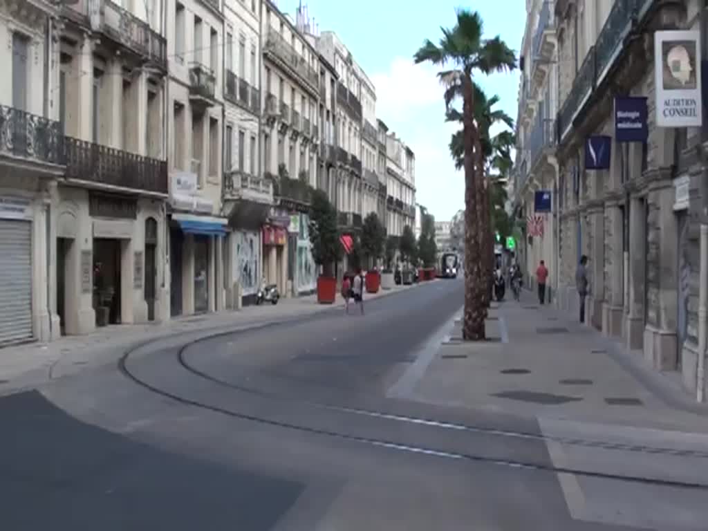 Frankreich, Languedoc-Roussillon, Hérault, Montpellier, Citadis 402 der Linie 3 auf dem Weg vom Bahnhof Saint-Roch zum Cours Gambetta. Der Citadis 402 fährt auf dem verkehrsbefreiten Boulevard du Jeu de Paume und windet sich nach links in die enge Rue André-Michel. 09.08.2013