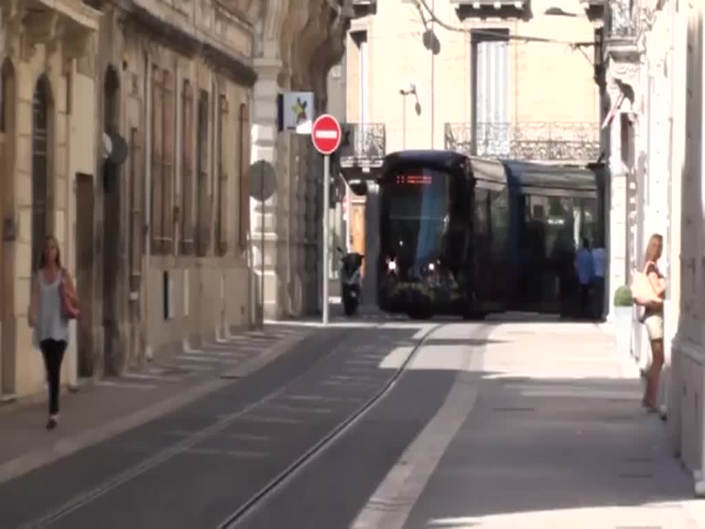 Frankreich, Languedoc-Roussillon, Hérault, Montpellier, Citadis 402 der Linie 3 auf dem Weg vom Bahnhof Saint-Roch zum Cours Gambetta. Der Citadis 402 biegt vom verkehrsbefreiten Boulevard du Jeu de Paume in die enge Rue André-Michel ein. Diese Strasse wird von den Linien 3 und 4, sowie von einigen Buslinien befahren. Die Rückfahrt erfolgt durch die ebenfalls enge Rue du Faubourg de la Saunerie. 13.08.2013