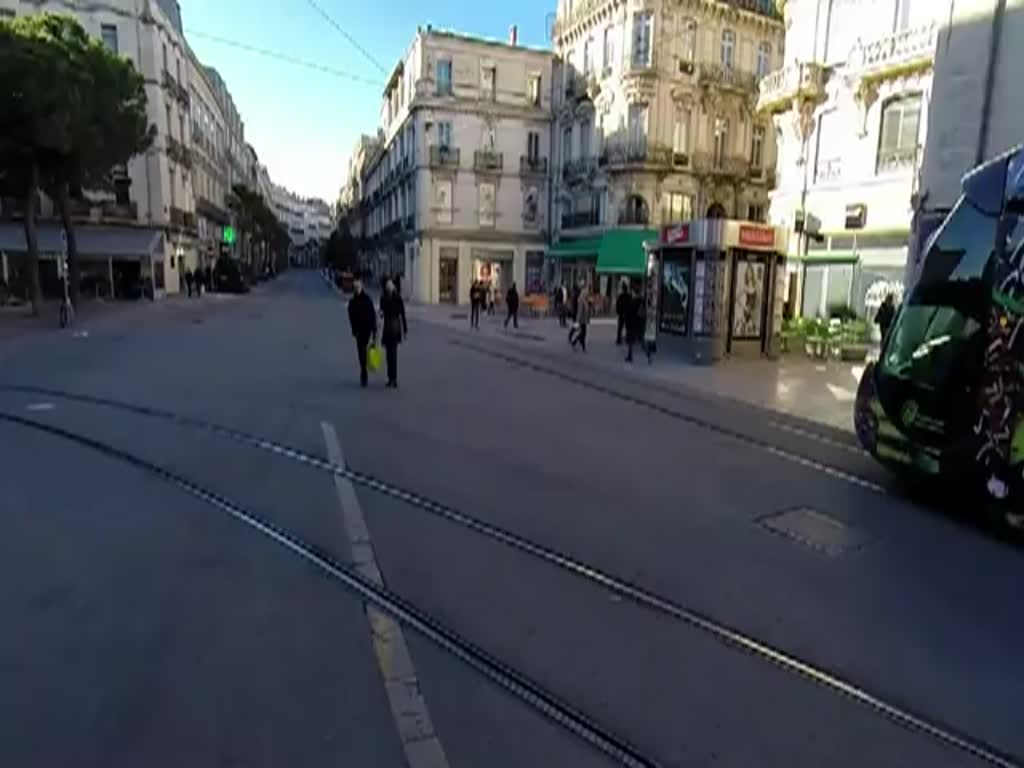 Frankreich, Languedoc-Roussillon, Hérault, Montpellier, Citadis 402 der Linie 3 auf dem Weg vom Bahnhof Saint-Roch zum Cours Gambetta. Der Citadis 402 biegt vom verkehrsbefreiten Boulevard du Jeu de Paume in die enge Rue André-Michel ein. Dieses Video wurde vom  Radfahrerfotografen  mit einer am Helm befestigten GoPro Kamera hergestellt. Feedback willkommen! 26.02.2014