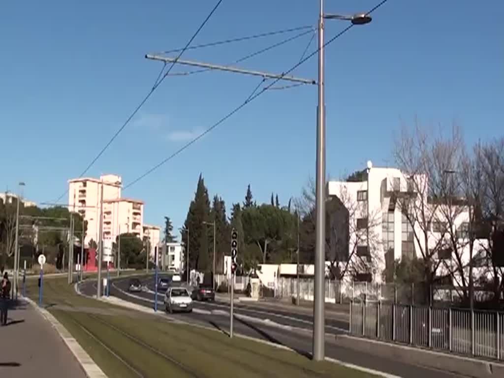 Frankreich, Languedoc-Roussillon, Hérault, Montpellier, zwischen den Haltestellen Tonnelles und Pergola der Linie 3 (Lattes/Pérols - Juvignac). Der 1. und der 2. Citadis 402 fahren in Richtung Juvignac, der 3. in Richtung Lattes/Pérols. 26.12.2012