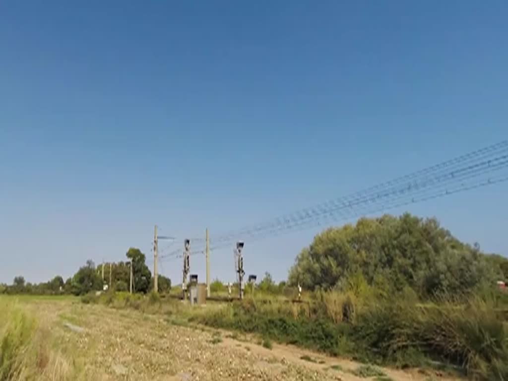 Frankreich, Languedoc-Roussillon, Hérault, RENFE AVE Class 100 Nummer 23 als TGV 9743 auf dem Weg von Lyon Part Dieu - Montpellier St Roch - Barcelona, zwischen Villeneuve-lès-Maguelone und Mireval auf der klassischen Strecke mit stark begrenzter Geschwindigkeit (<120km/h) . 04.09.2014
