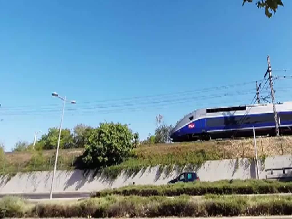 Frankreich, Languedoc-Roussillon, Hérault, zwei Duplex TGV in der Ostausfahrt aus dem Bahnhof Saint Roch von Montpellier in Richtung Paris (60km/h). 12.09.2014  