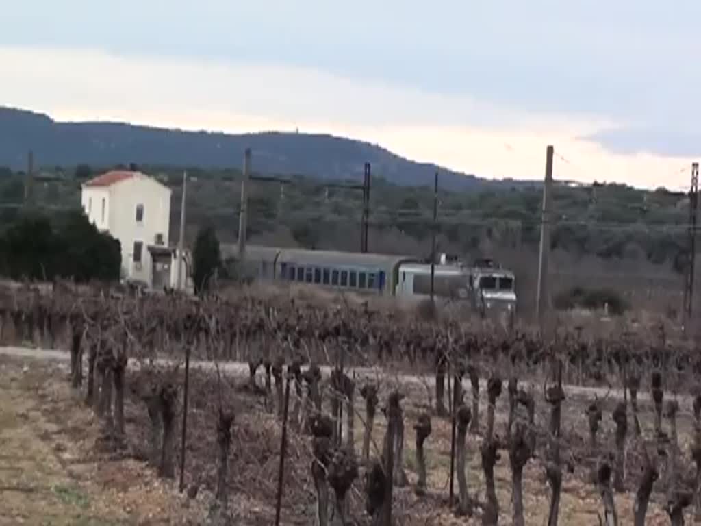 Frankreich, SNCF, Region Languedoc-Roussillon, Intercités Bordeaux-Toulouse-Montpellier-Marseille-Nice, mit TEOZ (ex-CORAIL) Wagen gezogen bis Marseille von der BB 7390 unter 1,5 kV Gleichstrom, zwischen Mireval und Villeneuve-lès-Maguelone, einige Kilometer westlich von Montpellier. 28.01.2014