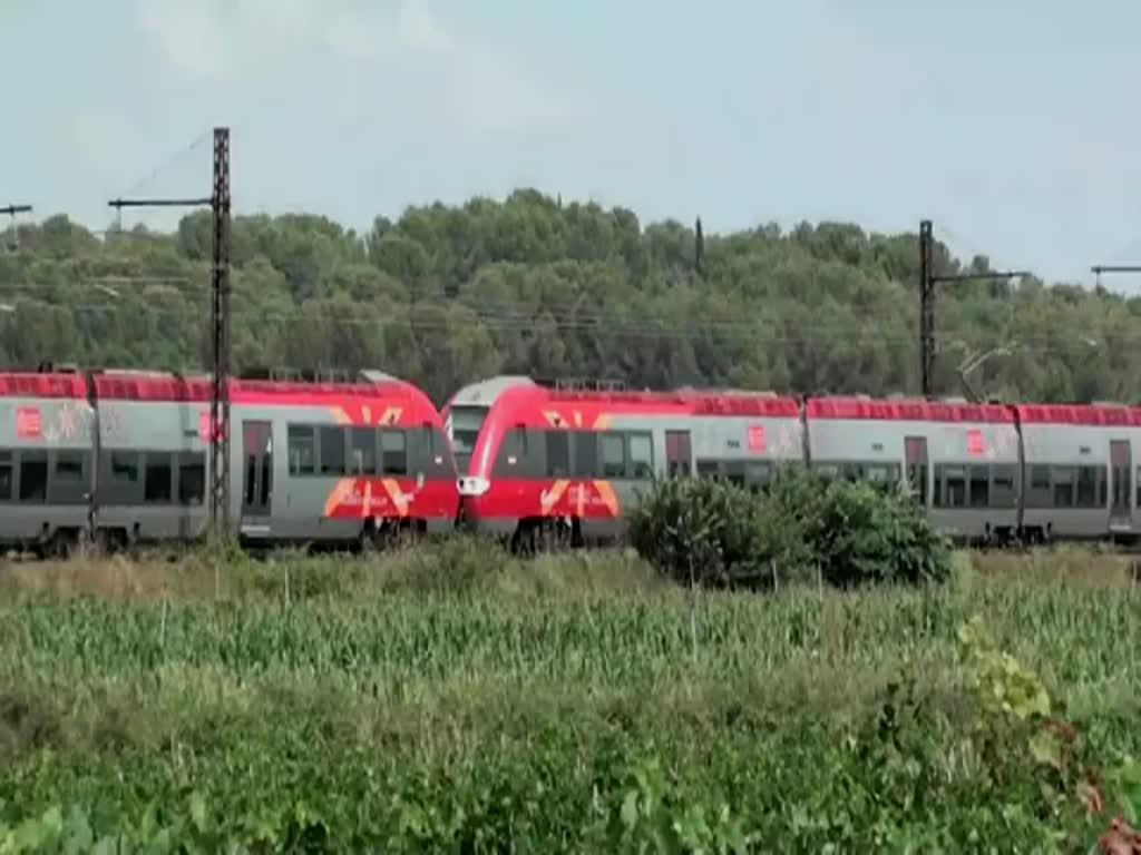 Frankreich, SNCF, Region Languedoc-Roussillon, zwei vierteilige Z 27500 AGC von Bombardier (genauer zwei ZGC nur für 1,5 kV Gleichstrom und 25kV Wechselstrom)auf dem Weg von Avignon nach Narbonne, zwischen Saint-Aunès und Montpellier unter 1,5 kV Gleichstrom. 06.08.2013