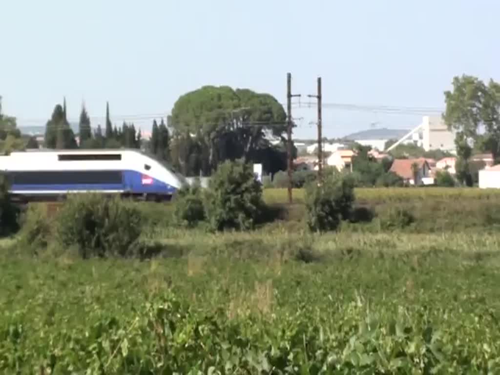 Frankreich, SNCF, Region Languedoc-Roussillon, zwei Duplex TGV auf dem Weg von Montpellier nach Paris, bei Saint-Aunès. 31.08.2013