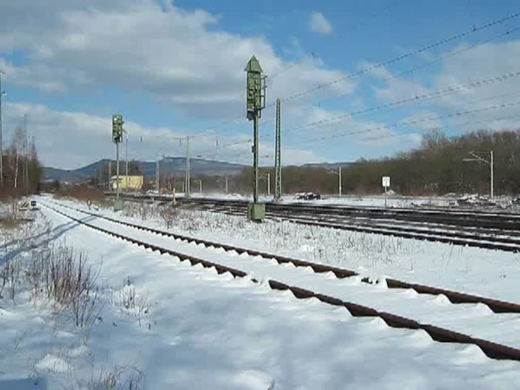 Ganz und gar Wiebe. V320 001-1 drhnt mit ihrem Wiebe-Bauzug in Fahrtrichtung Sden durch Eschwege West. Aufgenommen am 06.03.2010.