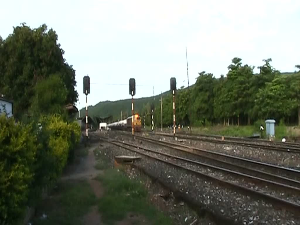 GEA 4556 fhrt am Morgen des 13. Juni 2011 mit einem Gaskesselwagen-Ganzzug aus dem Bahnhof Pak Chong in Richtung Nakhon Ratchasima aus.

