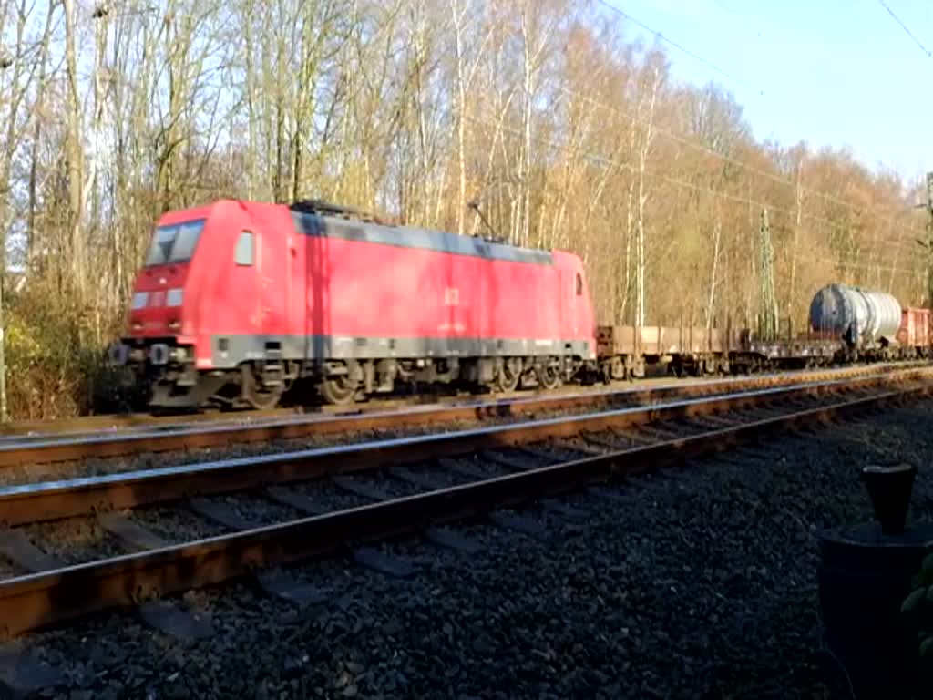 Gemischter Güterzug mit 185 303 auf der Fahrt zwischen Bochum-Langendreer und Bochum Nord am 25. November 2016.