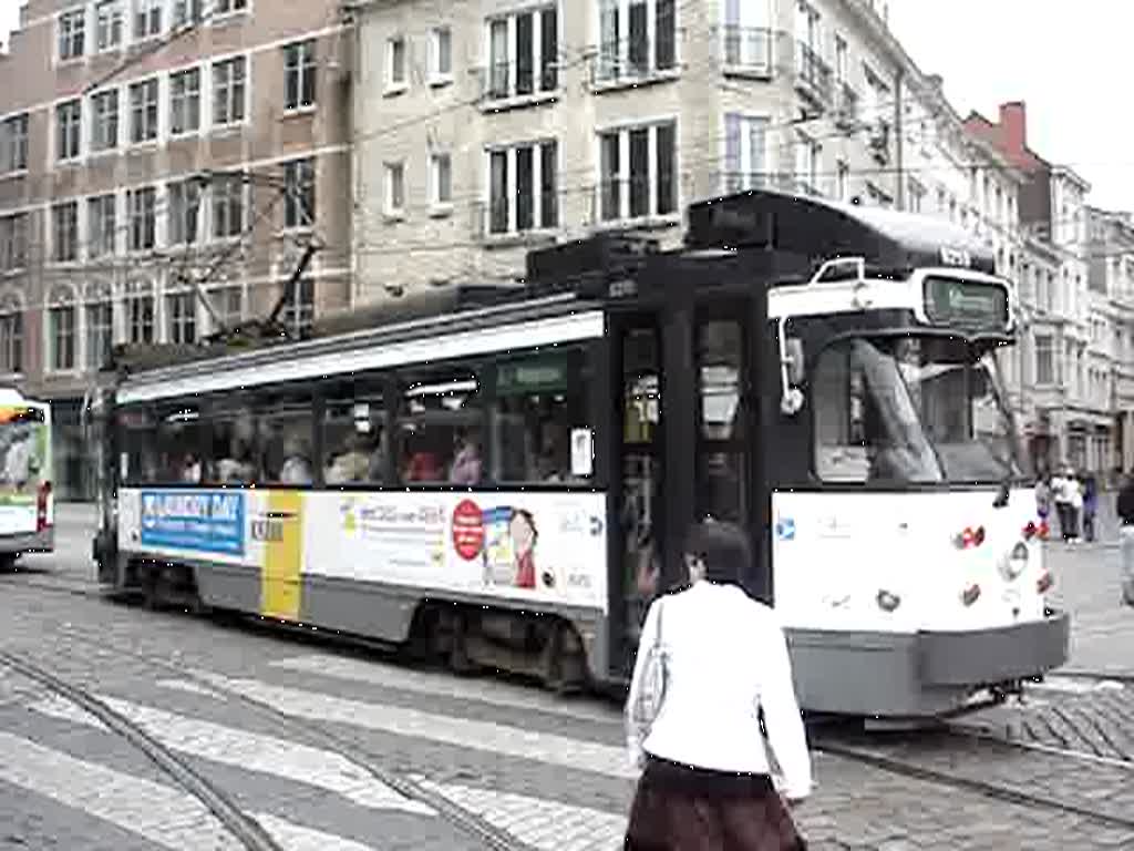 Generationentreffen am Korenmarkt. Vorneweg ein alter PPC Wagen dann ein Linienbus, der Mhe hat am Niederflurwagen der Straenbahn, welcher sich hinter dem PPC Wagen befindet, vorbeizukommen. Den Schluss bildet wieder ein PPC Wagen