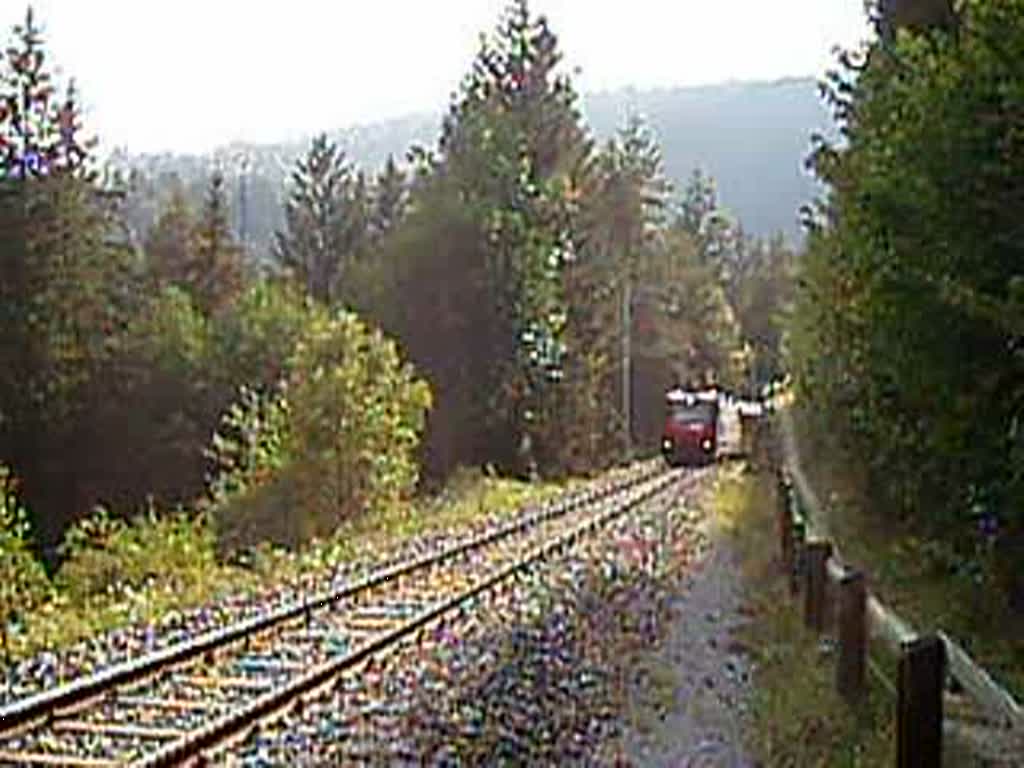 Glacier Express mit Ge 4/4 III, von Thusis her kommend, kurz vor Tiefencastel, 22. Sept. 2003